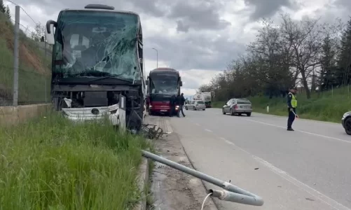 nje autobus i linjes durres itali eshte perfshire ne nje aksident mengjesin e sotem ne ulqin