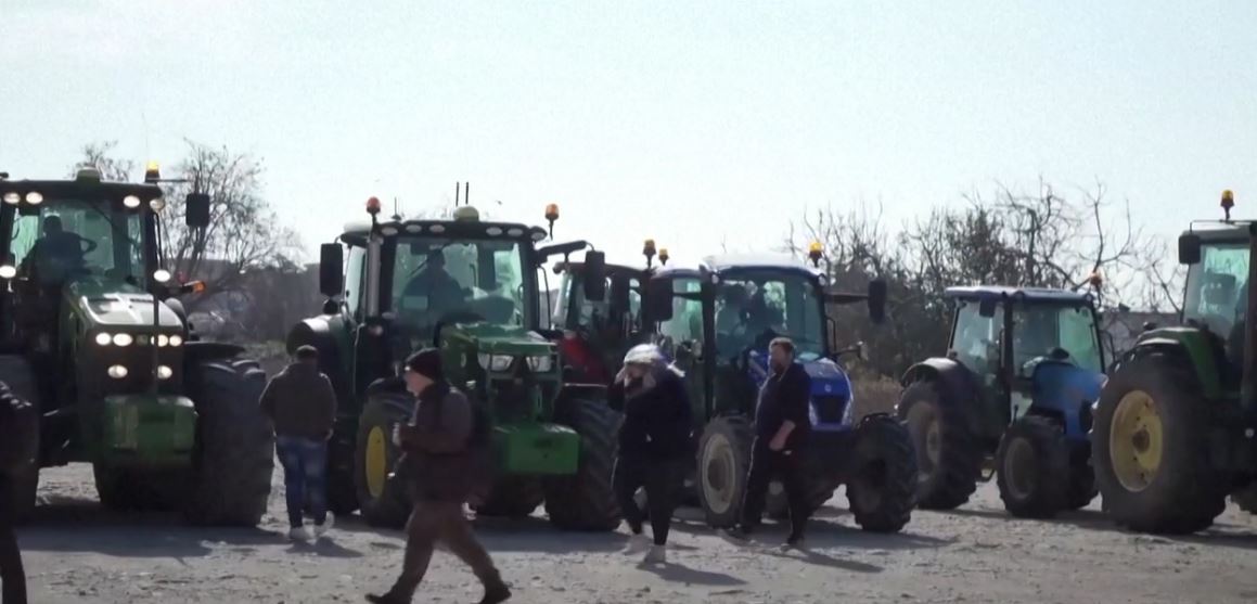 pas frances gjermanise dhe belgjikes edhe fermeret italiane ne proteste mbi 60 traktore bllokojne rruget ne caserta