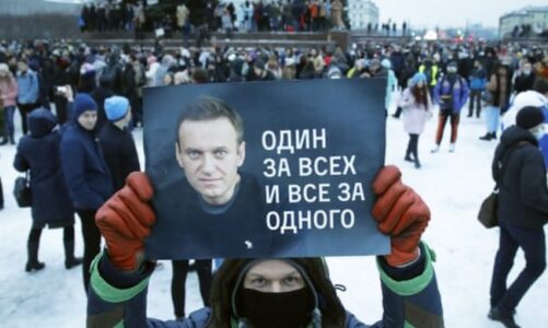 pe rezolute per vdekjen e navalnyt fajeson qeverine ruse dhe putinin ben thirrje per hetim te rastit