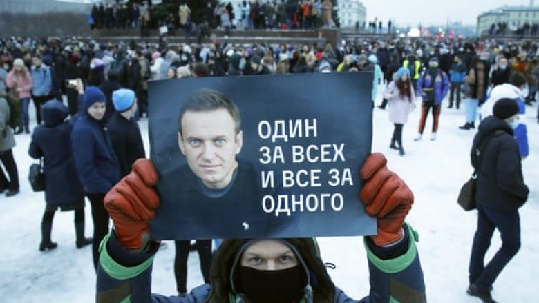 pe rezolute per vdekjen e navalnyt fajeson qeverine ruse dhe putinin ben thirrje per hetim te rastit