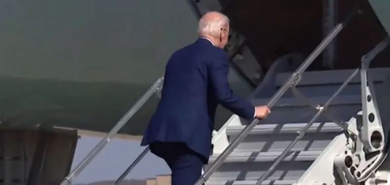 Pengohet dy herë teksa ngjit shkallët e avionit, incidenti viral i presidentit Biden