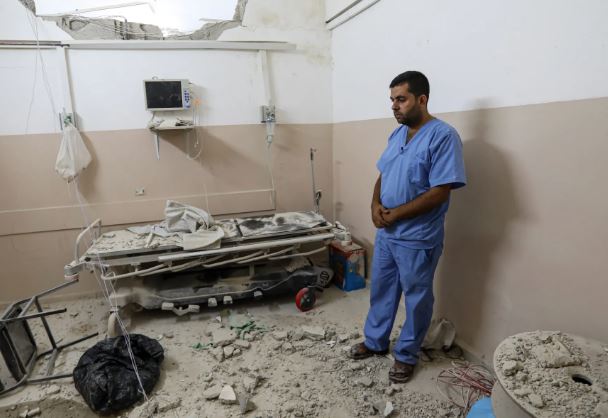 po vrasin edhe mjeket e infermieret spitali nasser ne rafah kthehet ne zone beteje ushtaret izraelite qellojne cdo njeri qe shohin