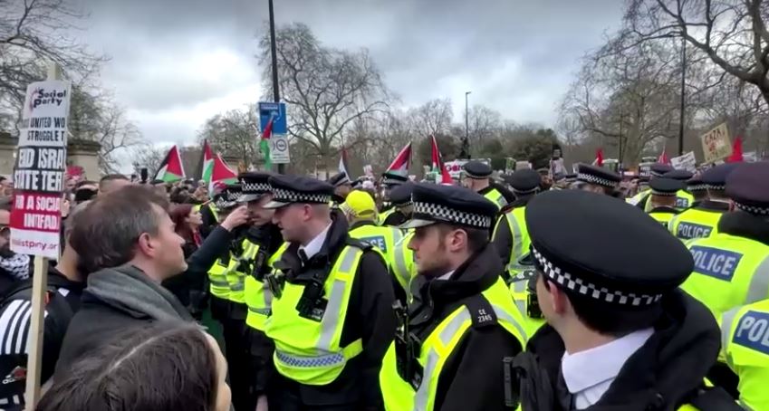 policia britanike perballet me protestuesit pro palestineze ndersa mijera njerez marshojne ne londer