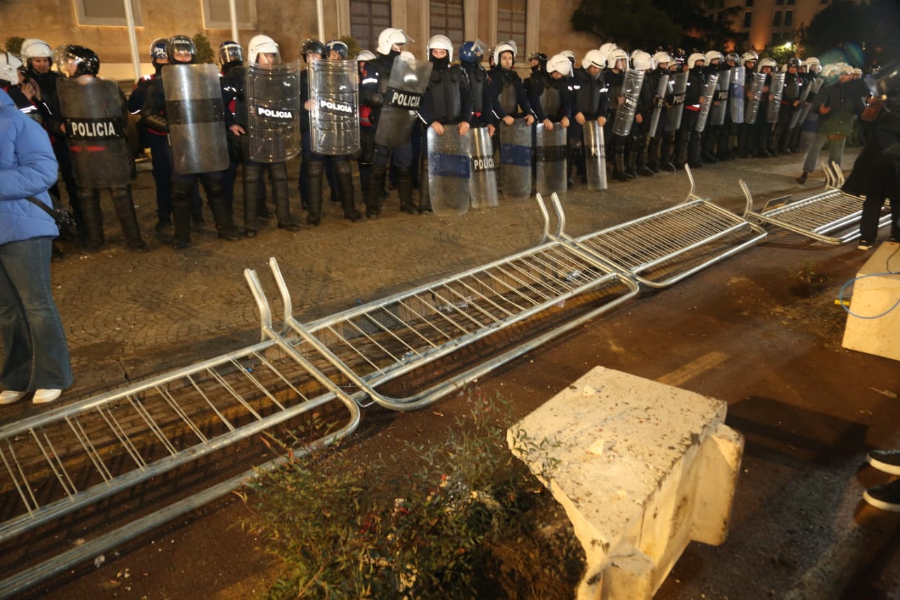 protesta e madhe e opozites 2 protestues te shoqeruar