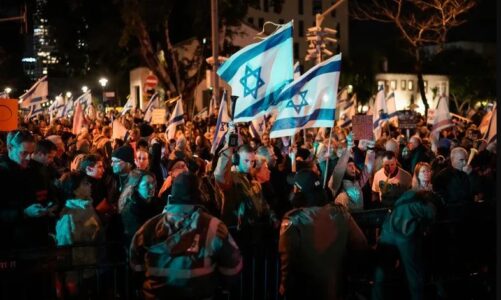 protesta masive ne izrael kunder kryeministrit netanyahu bejne thirrje per zgjedhje te reja