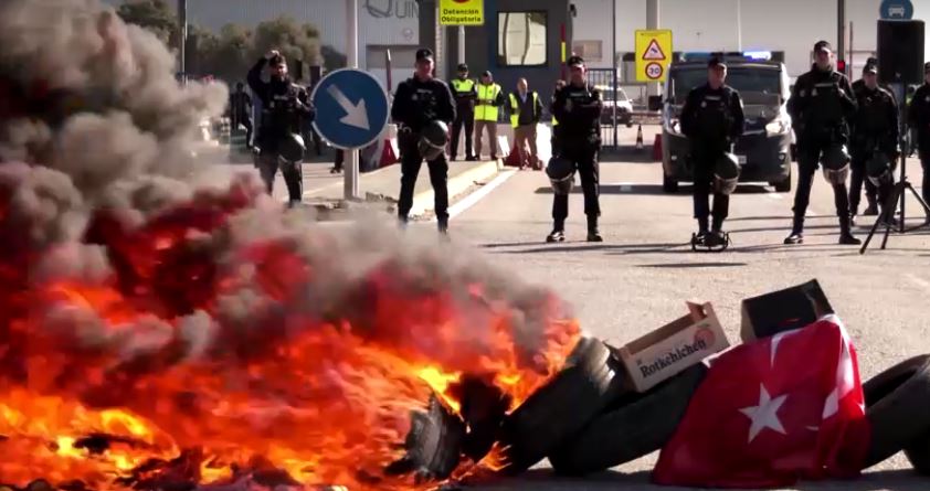 protestat kunder be fermeret spanjolle bllokojne hyrjen kryesore te nje porti dhe djegin flamurin turk
