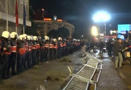 protestuesit rrezojne barrierat metalike para kryeministrise i afrohen kordonit te policise