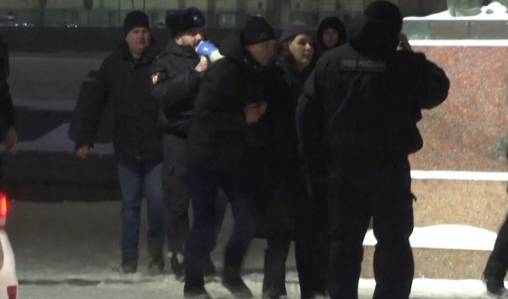 rusi protesta pas vdekjes se opozitarit navalny policia arreston te pakten 100 persona