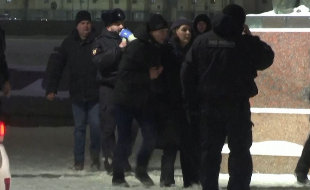 rusi protesta pas vdekjes se opozitarit navalny policia arreston te pakten 100 persona