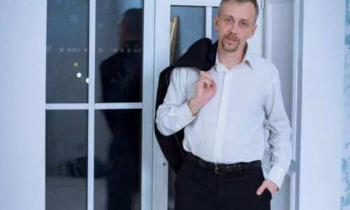 rusi shoqeroi nenen e navalny per te terhequr trupin arrestohet avokati