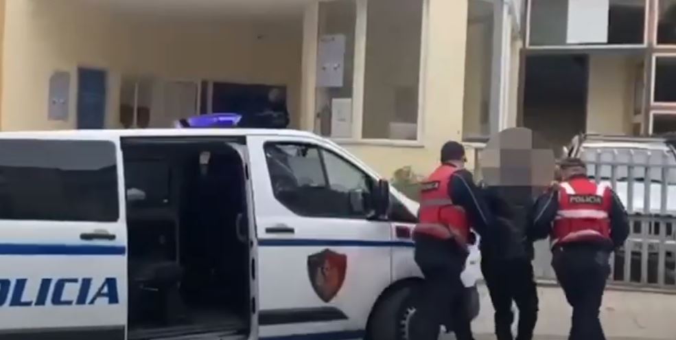 sarande fshihte ne banese arme zjarri dhe municione luftarake vihet ne pranga 31 vjecari procedohet penalisht edhe nje 15 vjecar