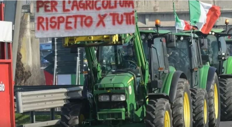 traktoret zbarkojne ne sanremo fermeret do te mblidhen perpara festivalit dhe