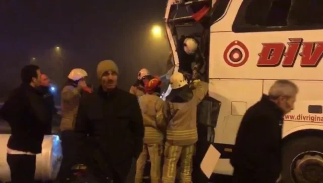 turqi kamioni perplaset me autobusin 19 persona te plagosur