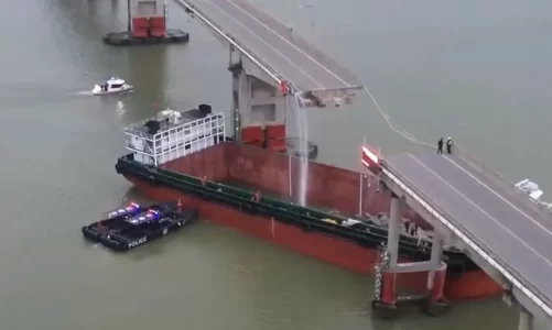 video anija e mallrave shkaterron uren duke zhytur disa makina ne uje