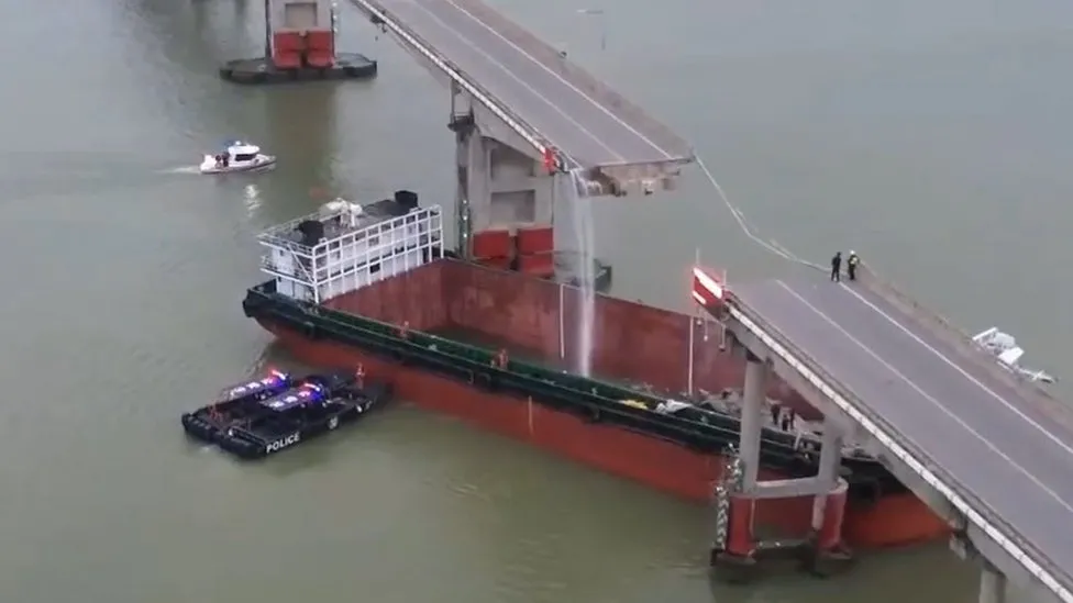 video anija e mallrave shkaterron uren duke zhytur disa makina ne uje