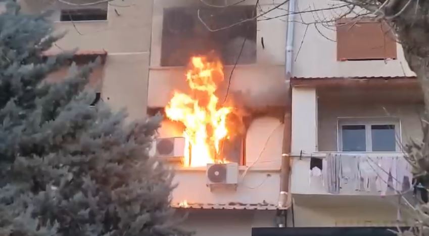 video perfshihet nga flaket apartamenti ne elbasan pronari plagoset pasi tentoi te shuaje zjarrin