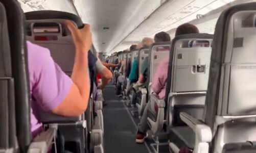 video turbulenca te vazhdueshme ne nje avion ne kili shihni si bien objektet dhe ulerijne pasagjeret