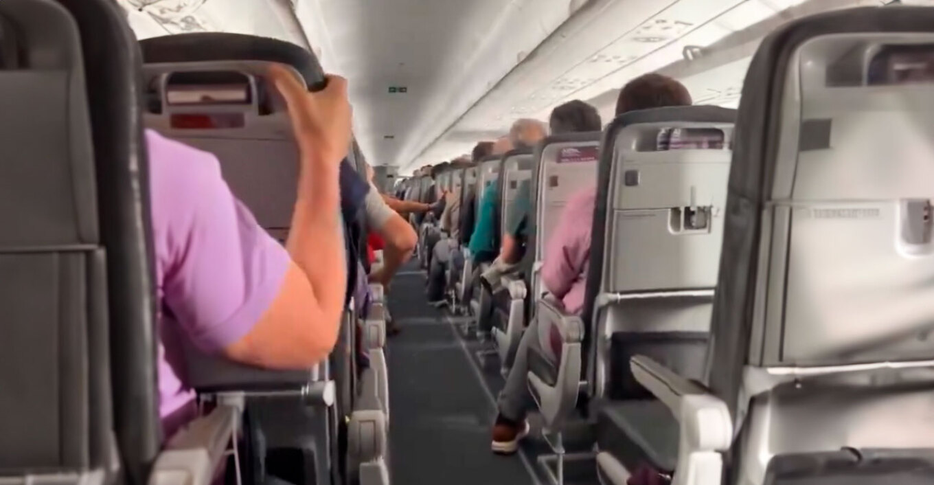 video turbulenca te vazhdueshme ne nje avion ne kili shihni si bien objektet dhe ulerijne pasagjeret