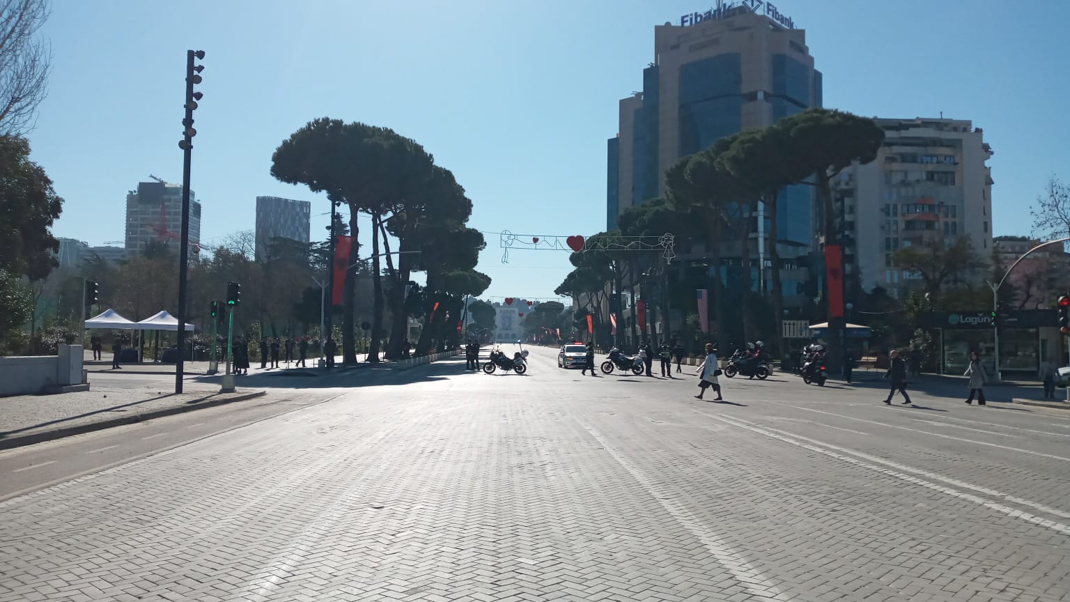 vizita e blinken blindohet kryeqyteti bllokohet bulevardi dhe rruget afer kryeministrise