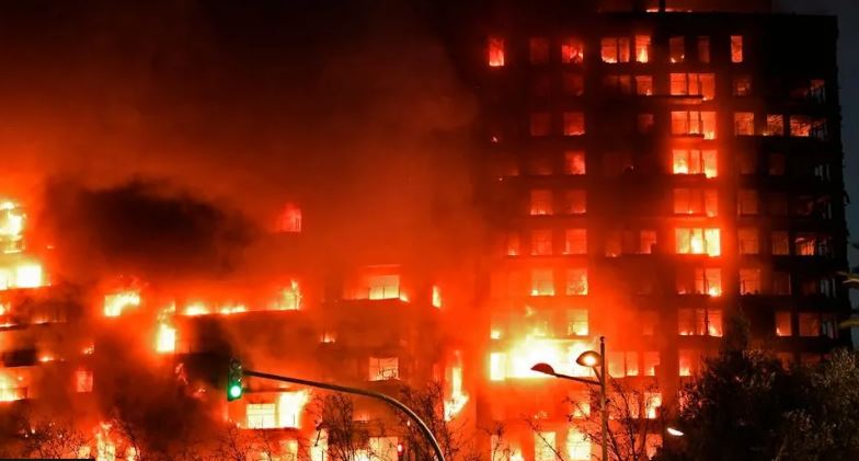 zjarri ne pallatin 14 katesh ne valencia 4 te vdekur 19 te zhdukur