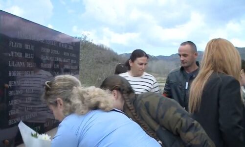 16 vite nga tragjedia e gerdecit familjaret e viktimave homazhe ne memorial