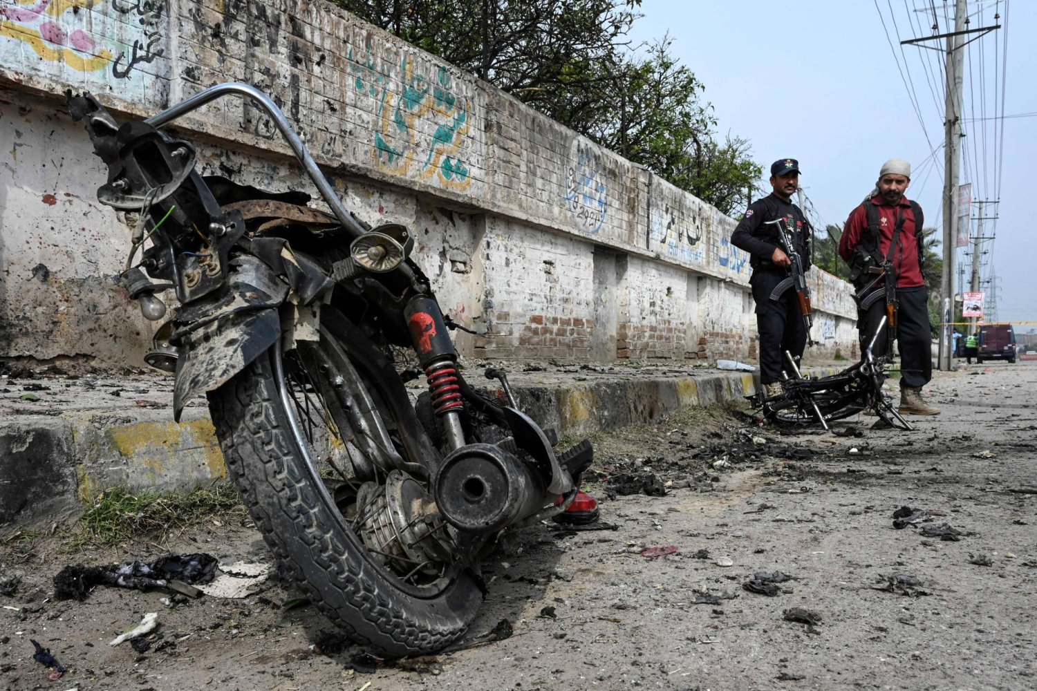 2 te vrare pasi nje motociklete e ngarkuar me eksploziv shperthen ne qytetin pakistanez te peshawar