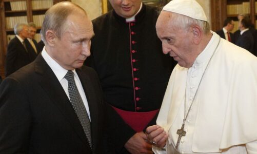 a do te vizitoje papa mosken per te ndermjetesuar paqen vatikani i jep fund aludimeve nuk kemi marre ftese nga rusia