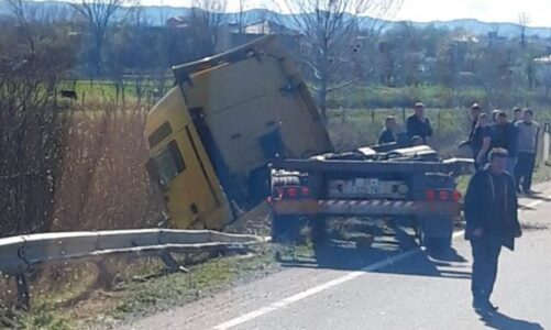 aksident ne rrugen e kombit kamioni me targa te kosoves del nga rruga plagoset shoferi