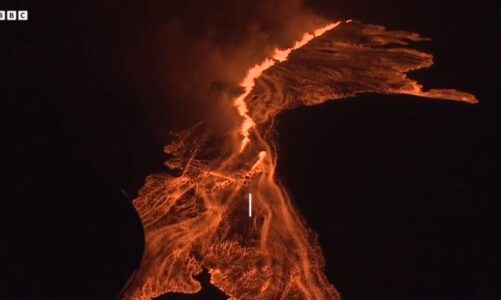 aktivizohet per te katerten here qe nga dhjetori shperthen serish vullkani ne islande shpallet gjendja e jashtezakonshme evakuohen banoret video