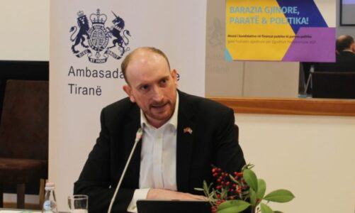ambasadori britanik reagon pas kompromisit mazhorance opozite king smith parlamenti funksional ne interesin e qytetareve shqiptare
