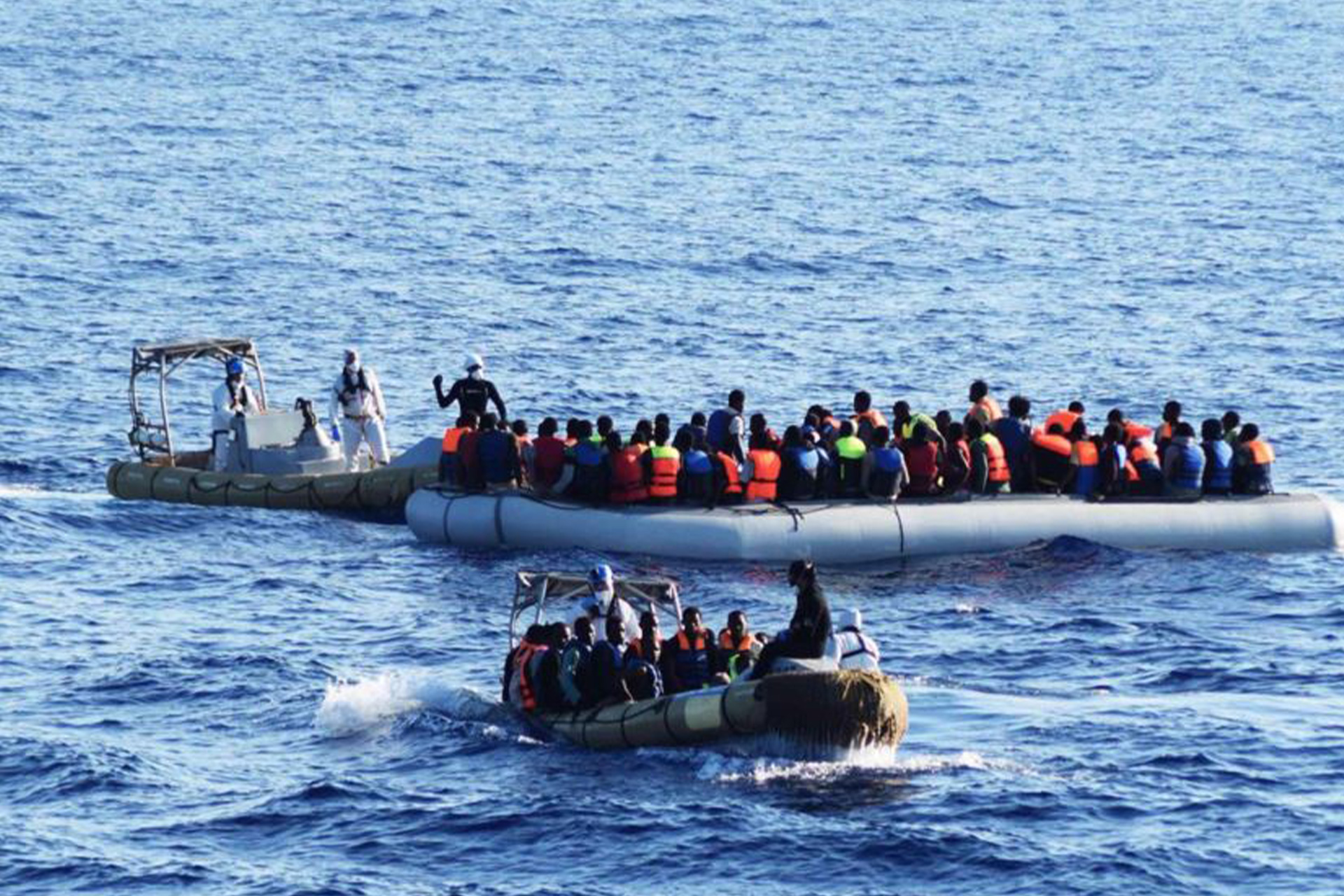 anija me emigrante fundoset ne brigjet e turqise 8 te vdekur 2 jane femije