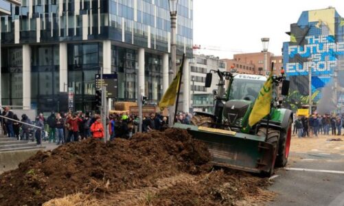 Brukseli mes kaosit, fermerët hedhin pleh organik në rrugë, policia i përgjigjet me topa uji