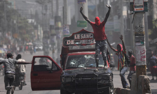 haiti prane luftes civile bandat e armatosura dhe trazirat pushtojne kryeqytetin