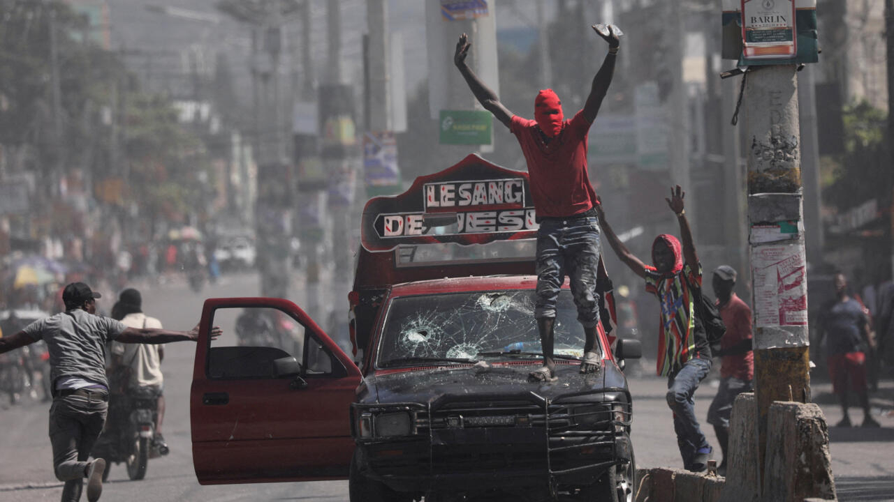 haiti prane luftes civile bandat e armatosura dhe trazirat pushtojne kryeqytetin