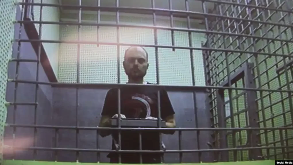 i denuar me 25 vjet burg politikani opozitar rus regjimi i putinit bazohet ne frike dhe apati