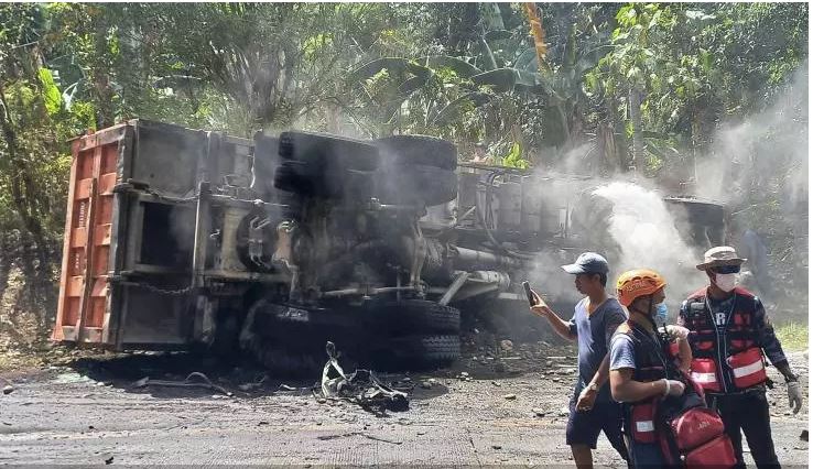 kamioni perplaset me furgonin e pasagjereve 17 te vdekur ne filipine