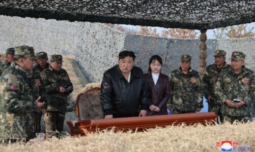 kim jong un inspektoi nje stervitje ushtarake me vajzen e tij dhe levizi me limuzinen qe i dha putini