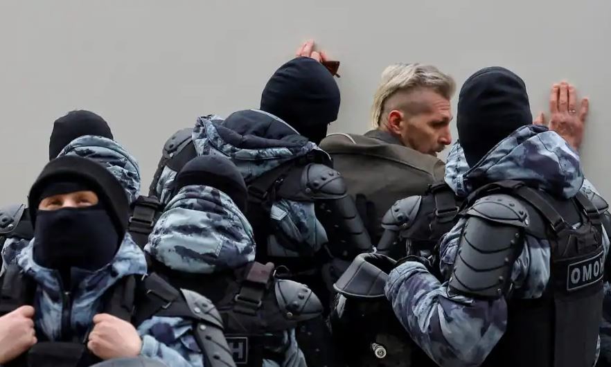 kritiku i kremlinit u percoll dje per ne banesen e fundit me shume se 100 persona te arrestuar per pjesemarrje ne homazhet per navalnyn