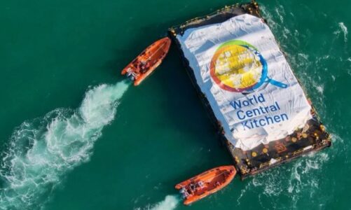 mberrin anija e pare me ndihma humanitare ne gaza me 200 ton ushqime
