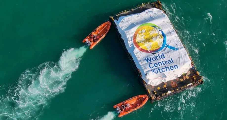mberrin anija e pare me ndihma humanitare ne gaza me 200 ton ushqime