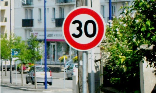 Më pak aksidente falë uljes së kufirit të shpejtësisë në… 30 km/h!