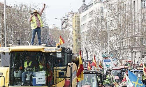 mijera fermere spanjolle protestojne me traktore ne madrid