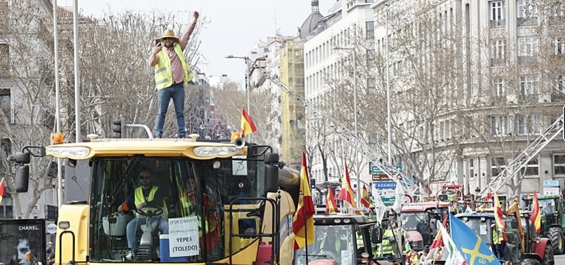 mijera fermere spanjolle protestojne me traktore ne madrid