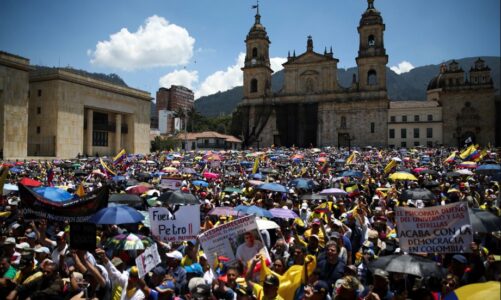 mijera njerez marshojne ne qytetet e medha te kolumbise kunder reformave te presidentit te majte