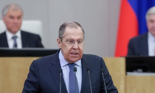 ministri i jashtem rus qesh me pyetjen mbi komentet e macron per vendosjen e trupave ne ukraine