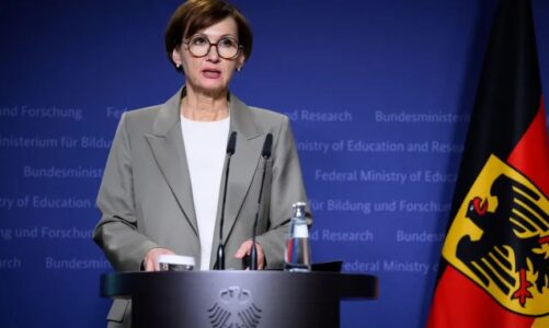 ministrja gjermane e arsimit nxenesit duhet te pergatiten per lufte