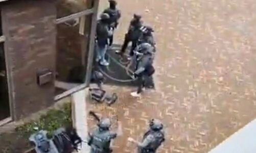 momente paniku ne holande nje person i armatosur hyn ne lokal merr peng disa persona