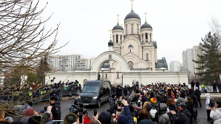 moren pjese ne ceremonine e varrimit te navalnyt mbi 100 arrestuar ne rusi