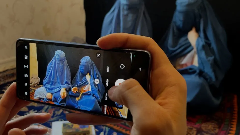 motrat kengetare te afganistanit qe sfidojne talebanet nen nje burke