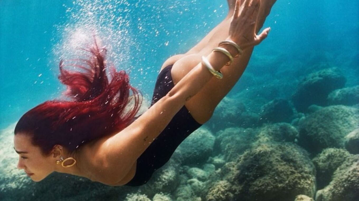 ndonjehere duhet te zhytesh thelle per te gjetur veten dua lipa noton ne thellesi te detit dhe poston foto ne instagram